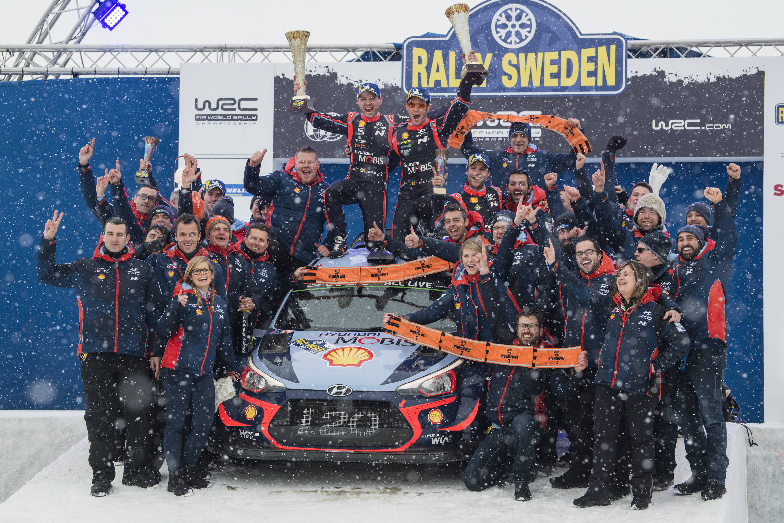 Neuville ganó en Suecia y lidera el campeonato