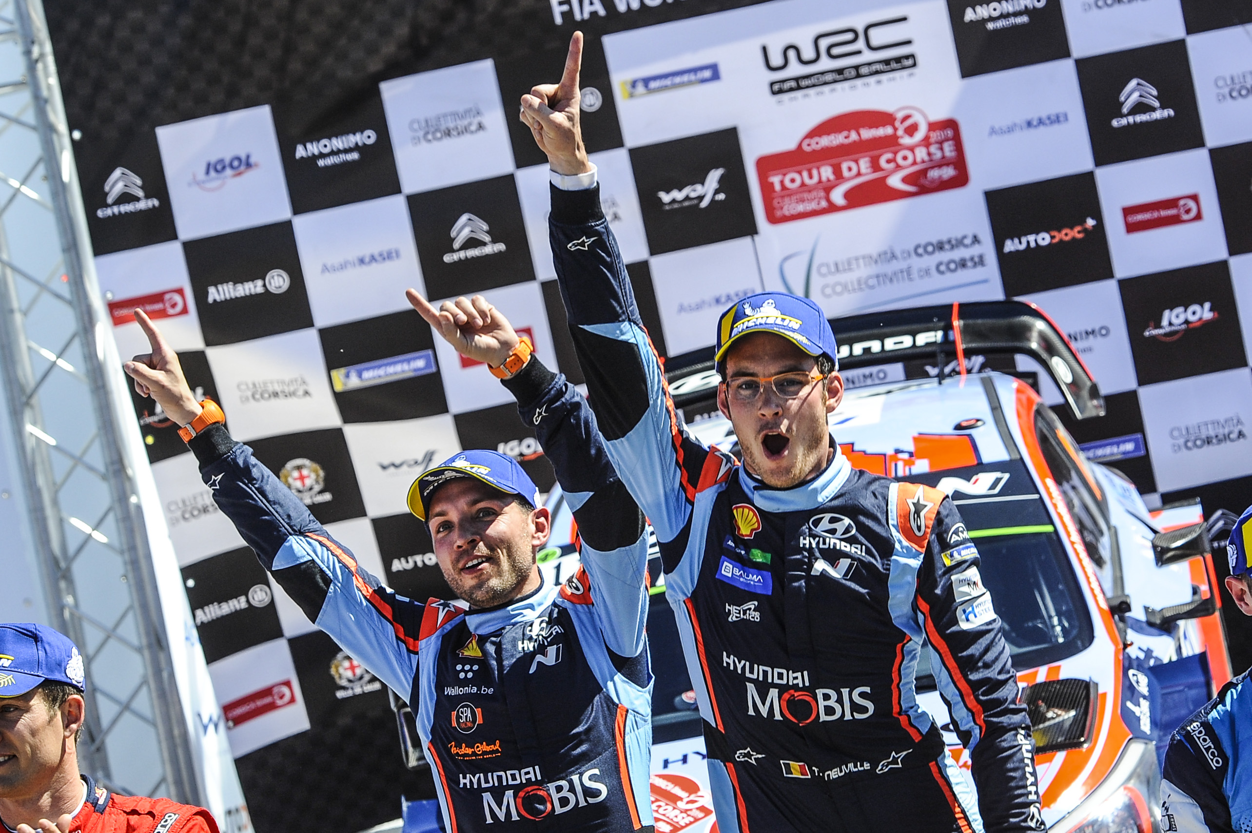 Un pinchazo de Evans le da el triunfo a Neuville en Córcega