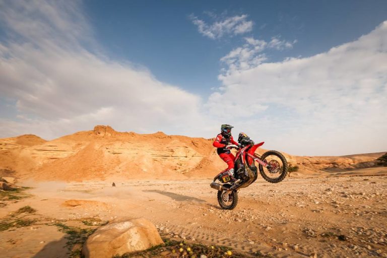 Kevin Benavides ganó con caída incluida y ahora lidera la general