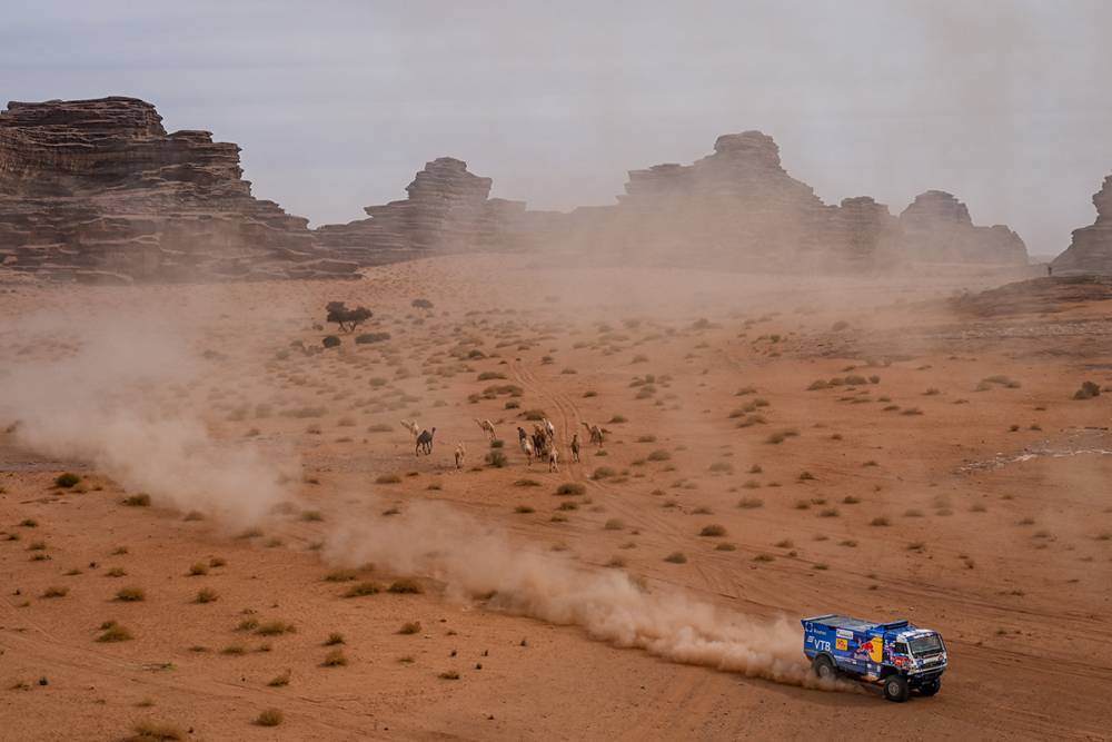 Shibalov ganó entre los camiones y le recortó casi siete minutos a Sotnikov