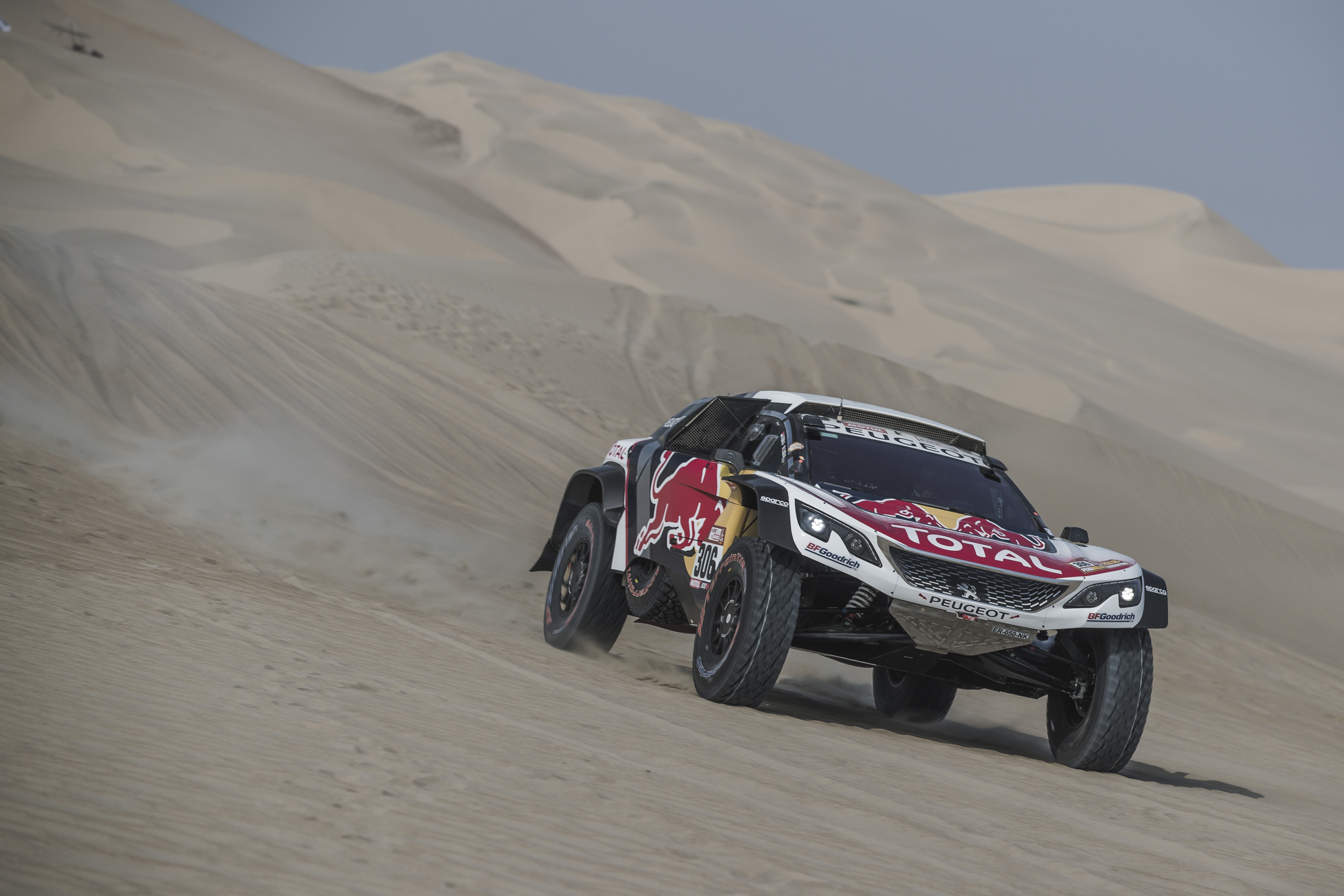 Loeb es el más rápido en el cuarto día, Al-Attiyah se retrasa