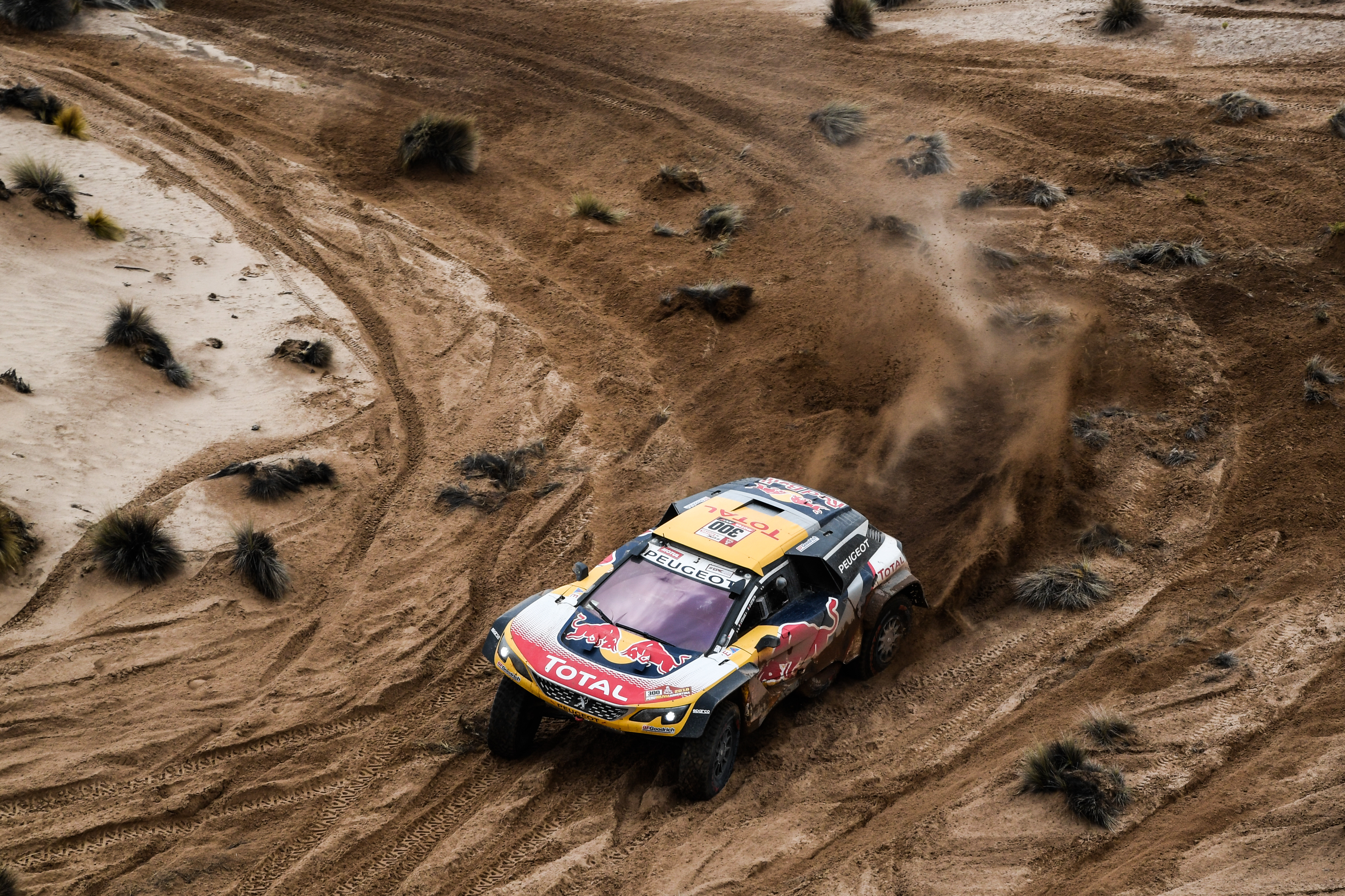 Peterhansel gana la etapa, Sainz controla la general