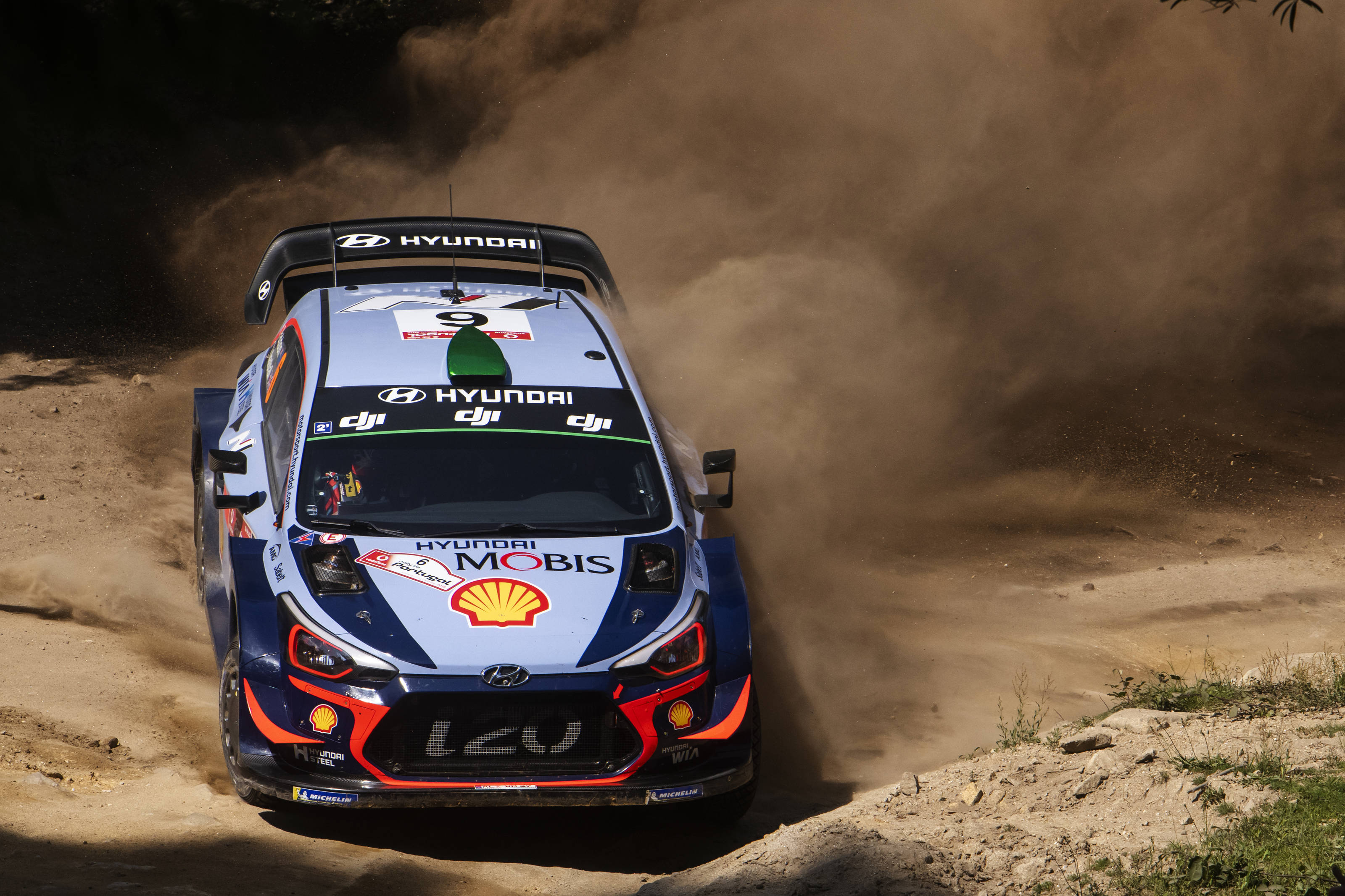 Neuville líder en Portugal en una jornada con múltiples abandonos