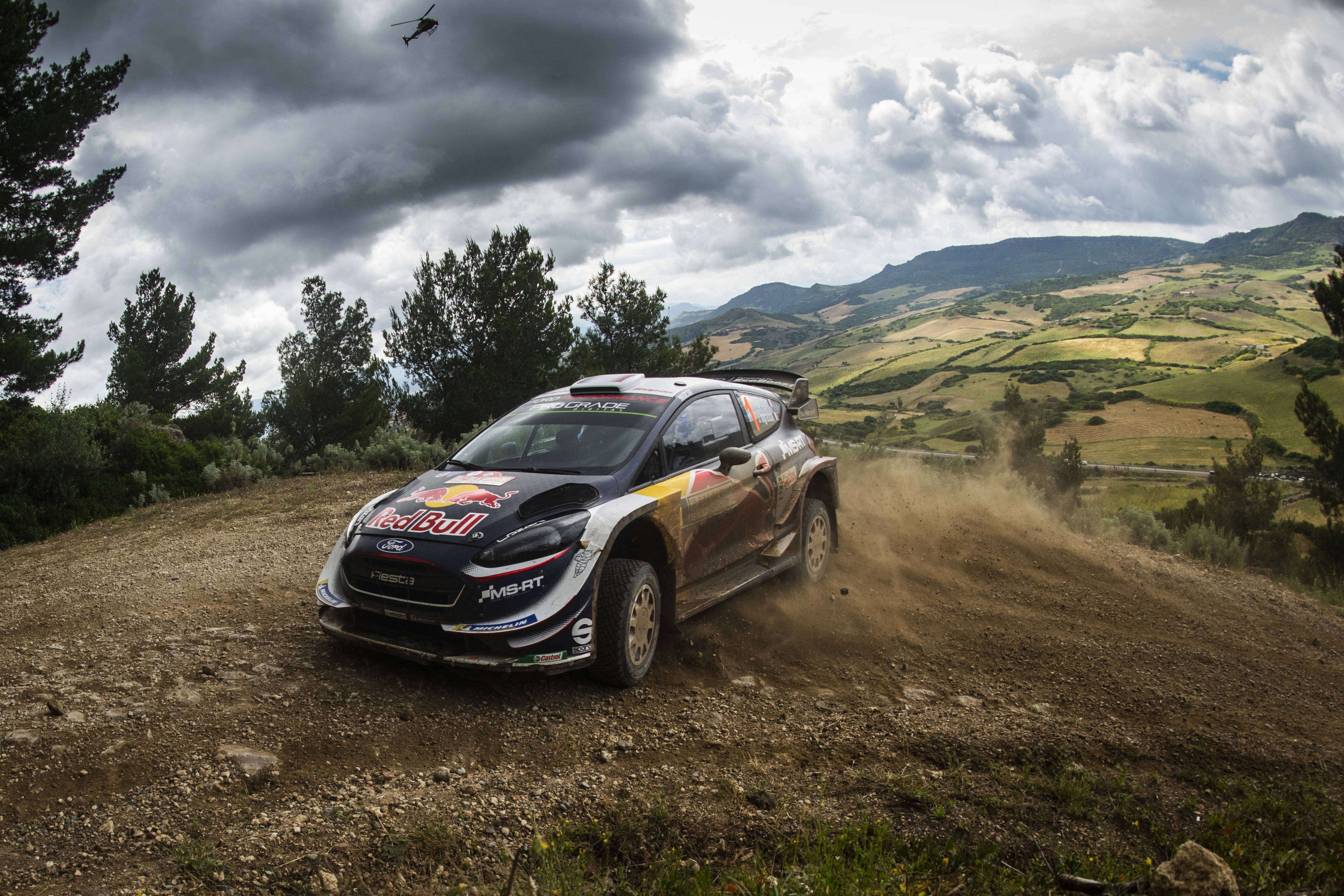 Ogier domina en un difícil y cambiante viernes en Cerdeña
