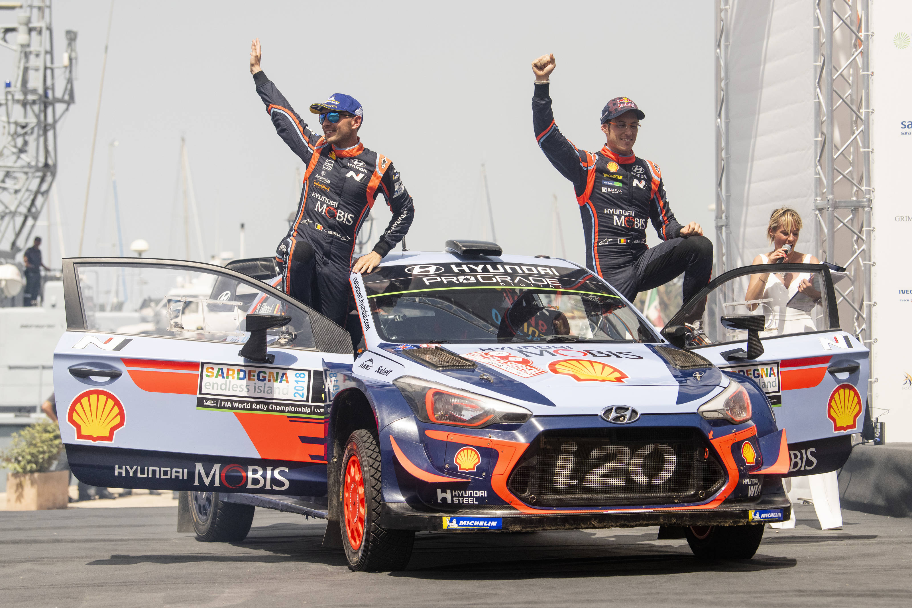 Neuville le gana el duelo a Ogier en Italia por 0.7s