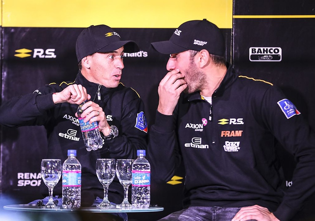 Los Renault excluidos después de la técnica