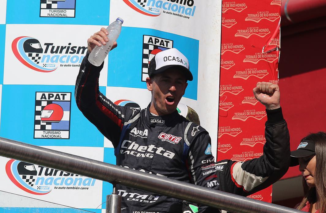 Leonel Pernía la miro de abajo y gritó campeón en Viedma