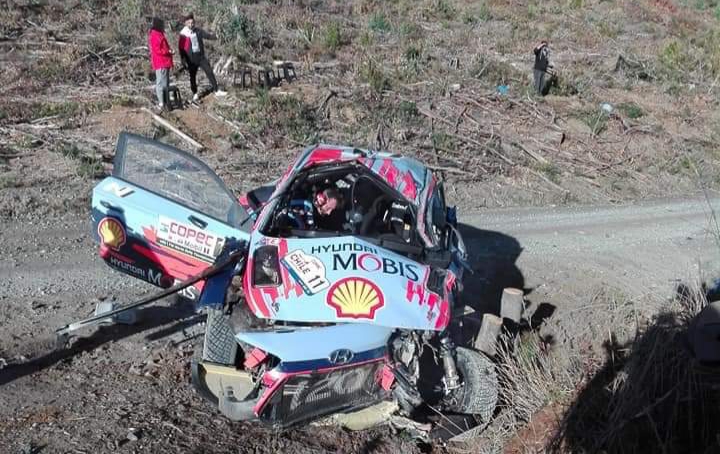 Neuville sufrió un grave accidente en Chile.