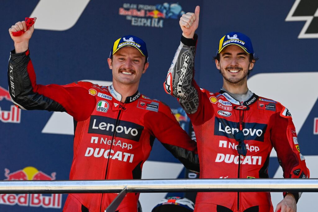 Bagnaia le gana el duelo a Quartararo en Jerez