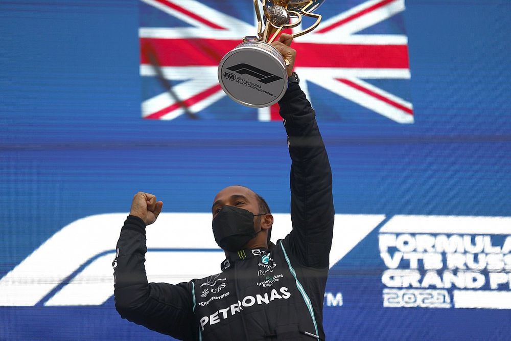 Hamilton gana un alocado GP de Rusia