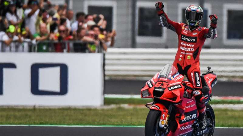 Bagnaia le gana el mano a mano a Quartararo en Misano