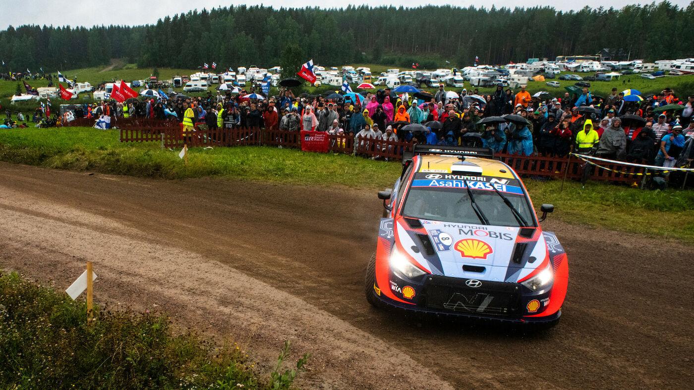 Tanak se mantiene arriba en Finlandia pese al ataque de Rovanpera