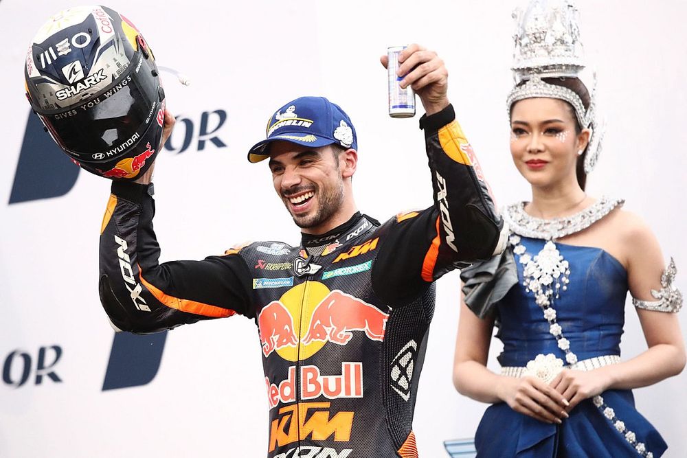 Oliveira gana con lluvia en Tailandia