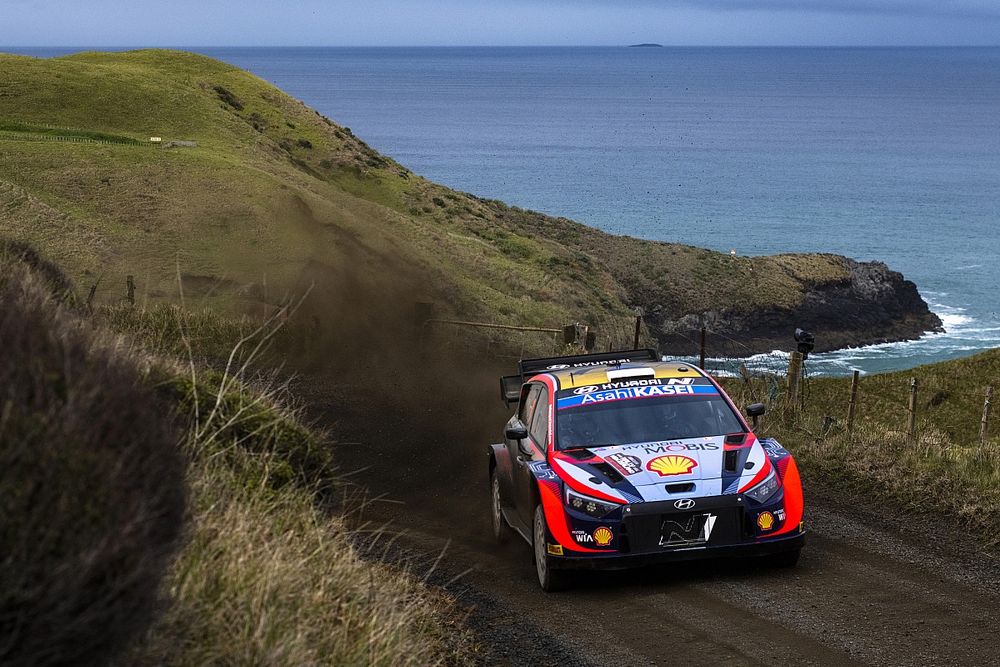 Tanak penalizado en Nueva Zelanda y pierde el liderato el viernes