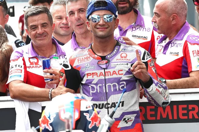 Martín logra una pole de récord y los contendientes sufren en Malasia
