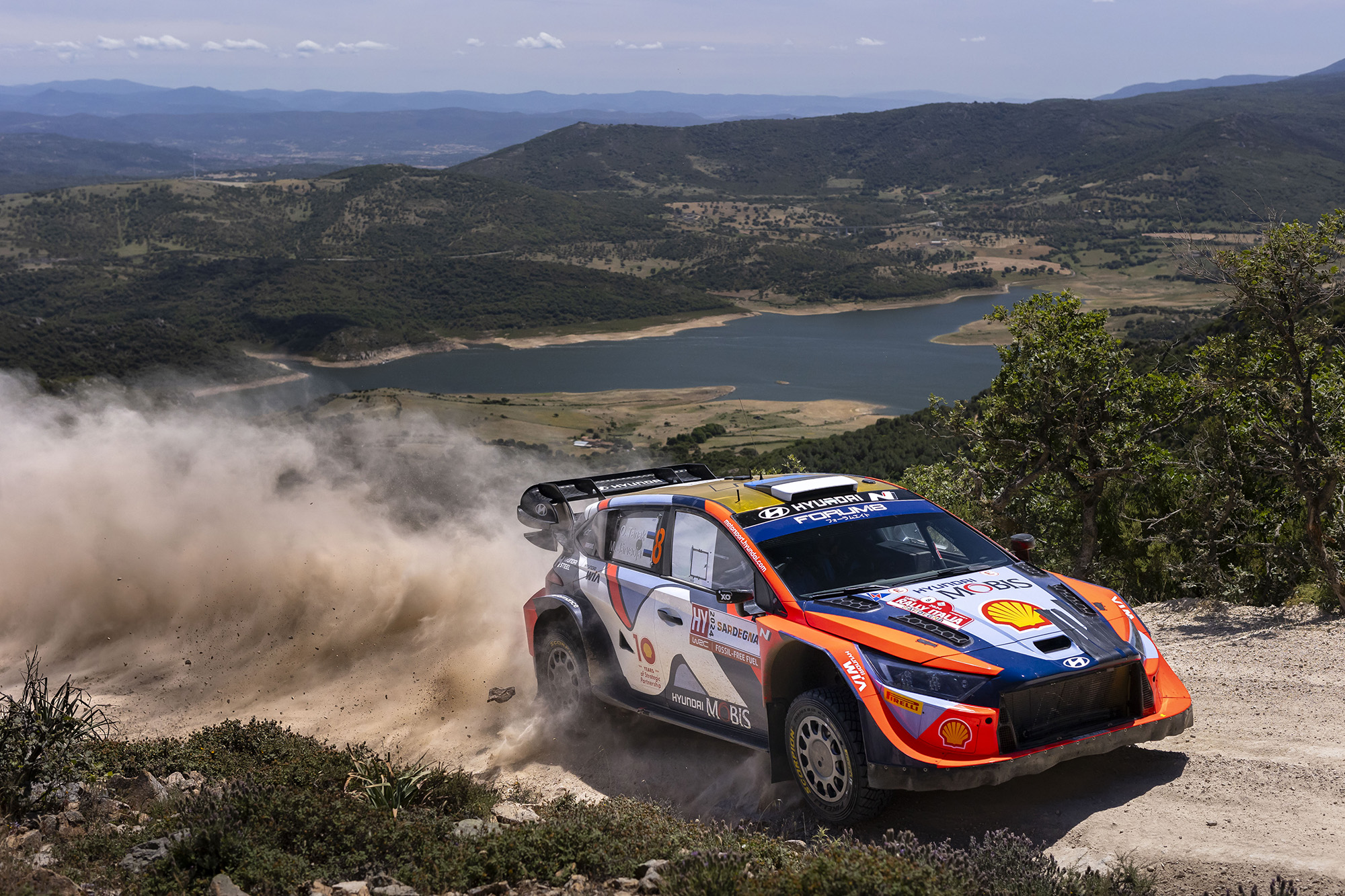 Ott Tanak triunfa en un final histórico y Dani Sordo se sube al podio en Cerdeña