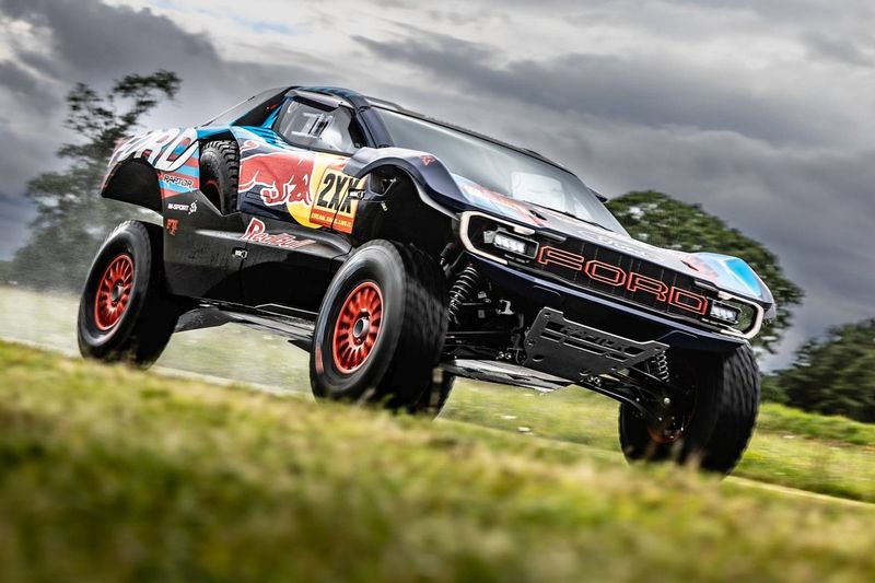 Ford desvela el nuevo Raptor para el Dakar 2025 con Sainz y Roma