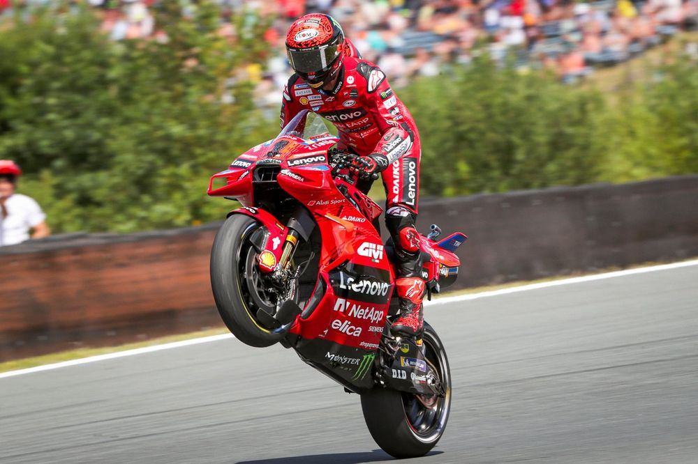 Bagnaia domina la sprint de Assen; Márquez sufre caída y Aleix Espargaró se lleva un gran susto
