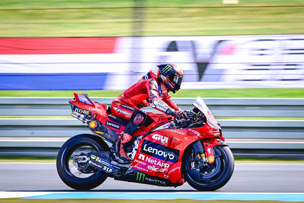 Pole de Bagnaia en Assen; Márquez se va al suelo