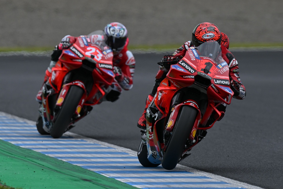 Bagnaia se impone en la sprint de Japón y acorta distancia en la lucha por el título