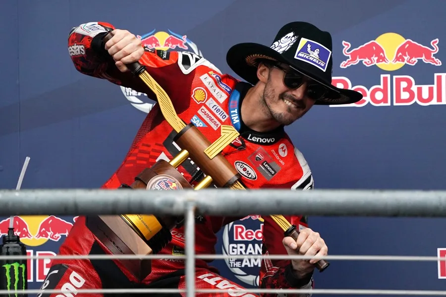 Bagnaia gana en Austin tras la caída de Márquez; Álex se coloca líder del Mundial