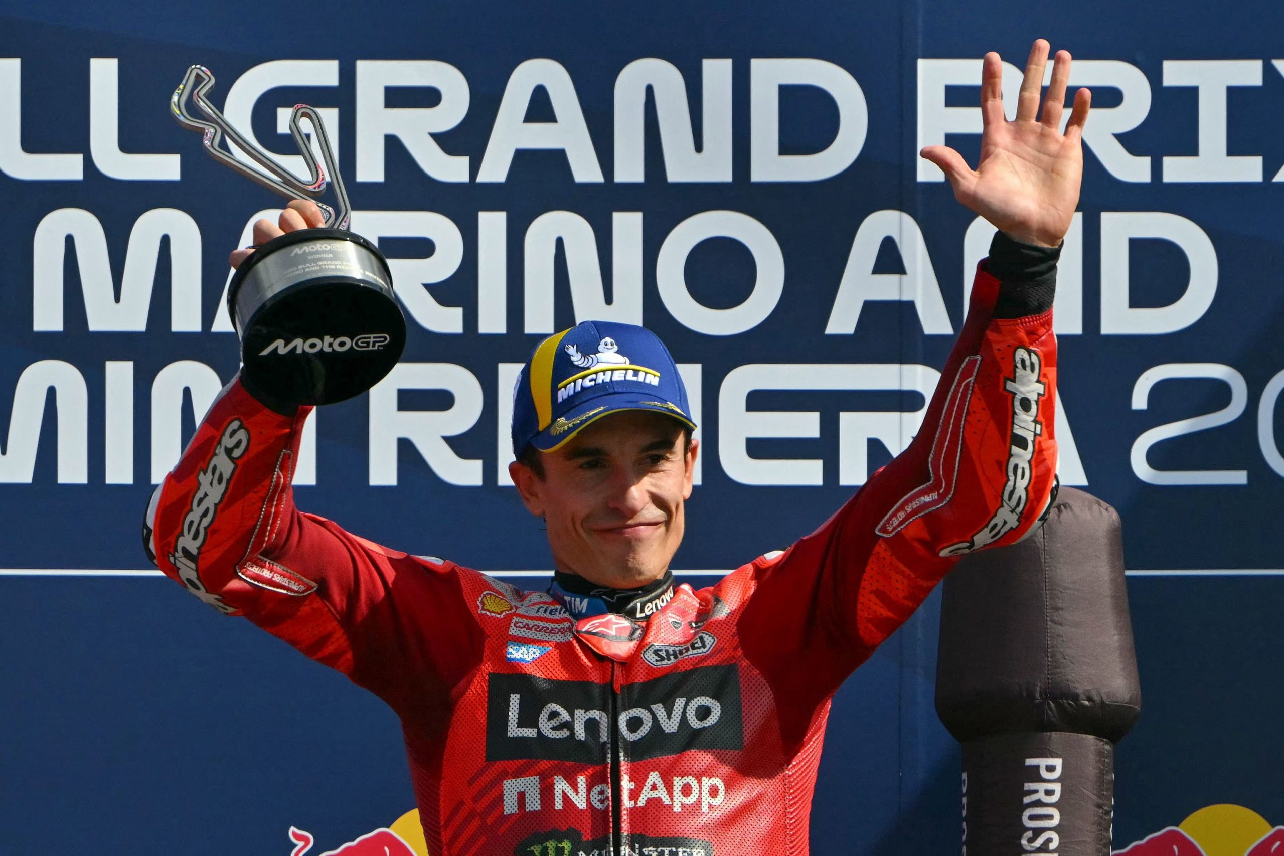 Márquez gana en Misano, firma un doblete familiar y alcanza a Martín en el Mundial Márquez gana en Misano, firma un doblete familiar y alcanza a Martín en el Mundial